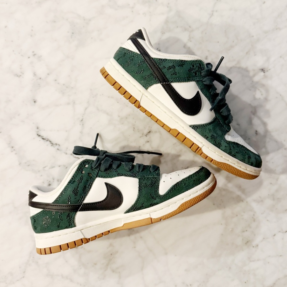 NIKE Dunk Low Sneaker